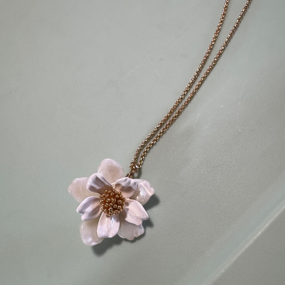 Kate Spade freshwater pearl flower pendant necklace NWOT